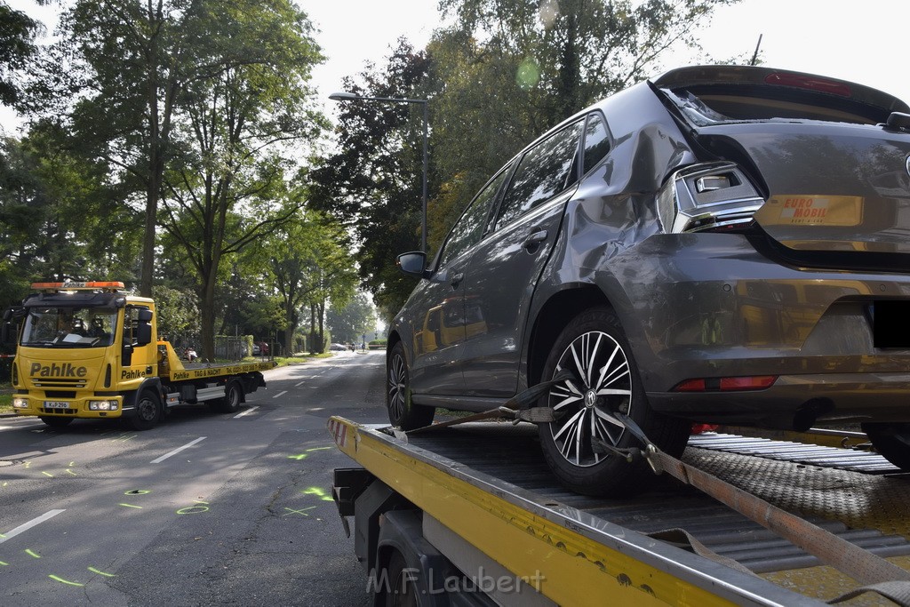 Schwerer Krad PKW Unfall Koeln Muelheim Am Springborn Cottbuserstr P159.JPG - Miklos Laubert